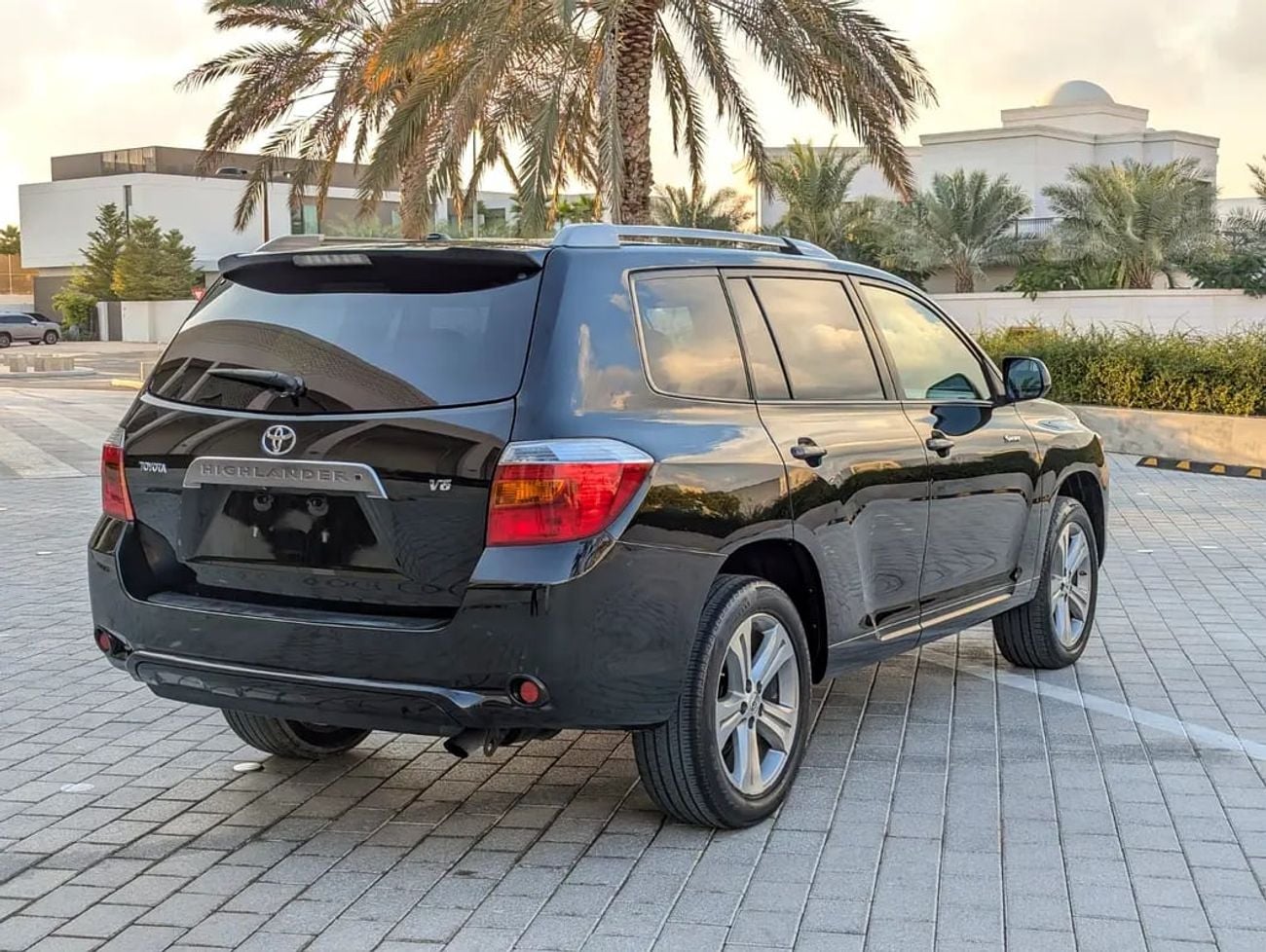 تويوتا هايلاندر V6 | 3.5L V6 | Spacious &amp; Reliable Family SUV