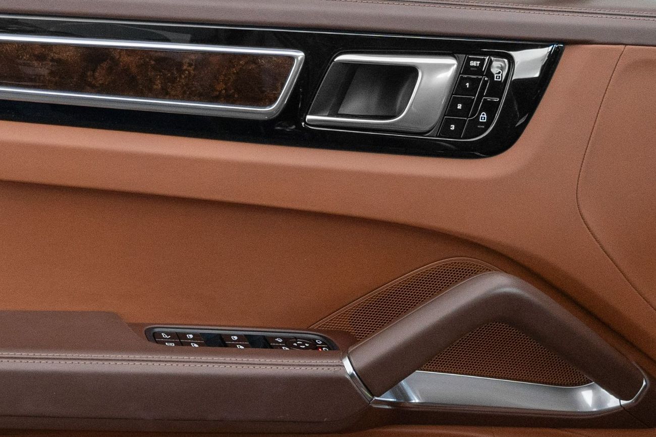 Porsche Cayenne 2020 Porsche Cayenne Coupe Turbo S E Hybrid / Porsche Warranty