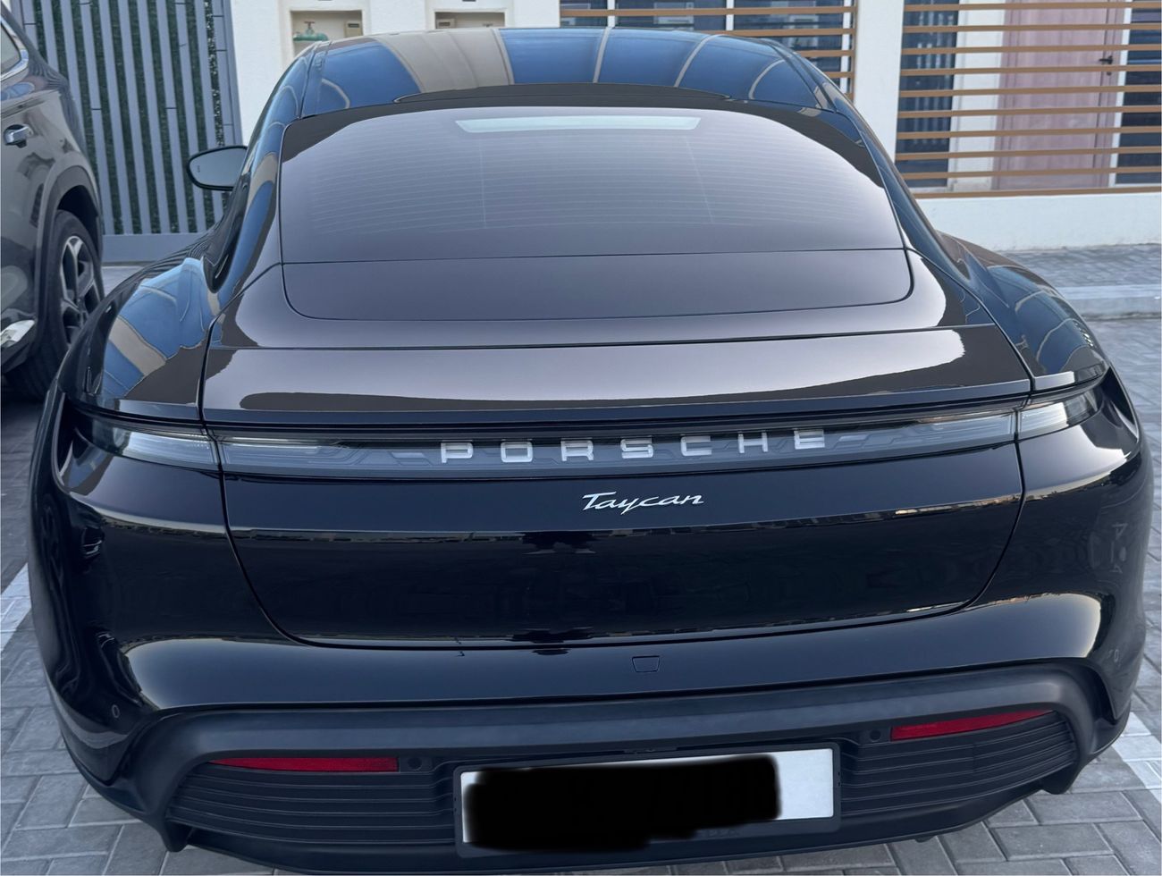 بورش تايكان Base