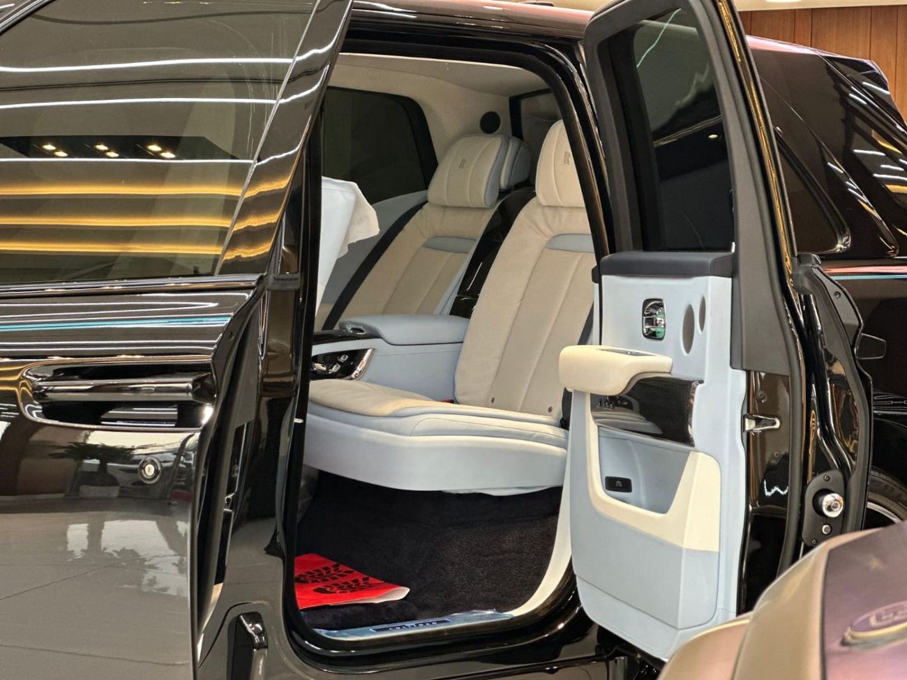 رولز رويس كولينان رولز رويس كولينان بلاك بادج 2025 | أسود | قمة الفخامة