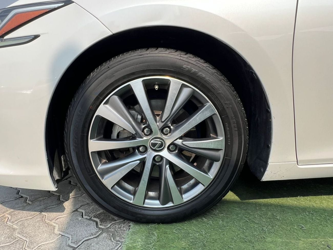 Lexus ES300h PLATINUM LEXUS ES300h 2019 Hybrid 2.5L (214 HP)