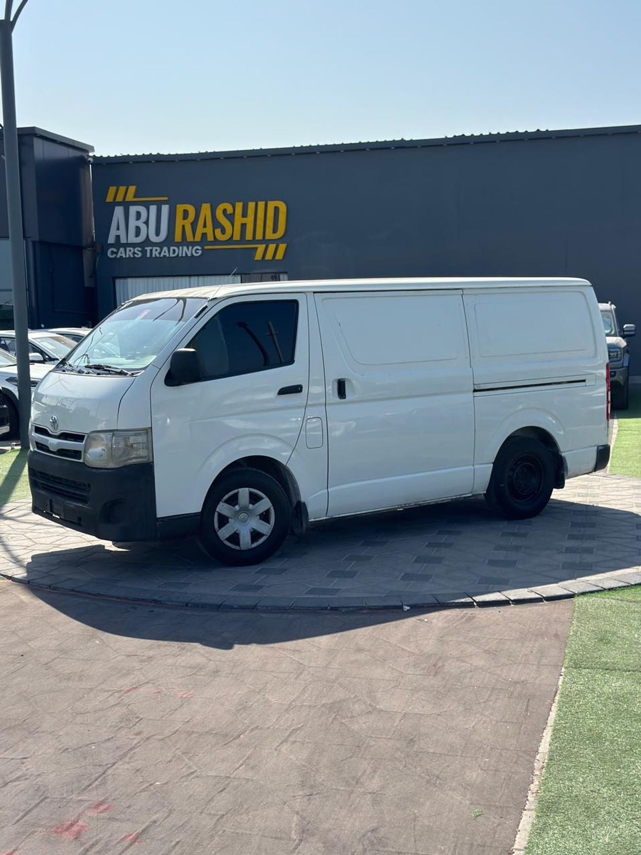 Toyota Hiace GL - Standard Roof 2.7L