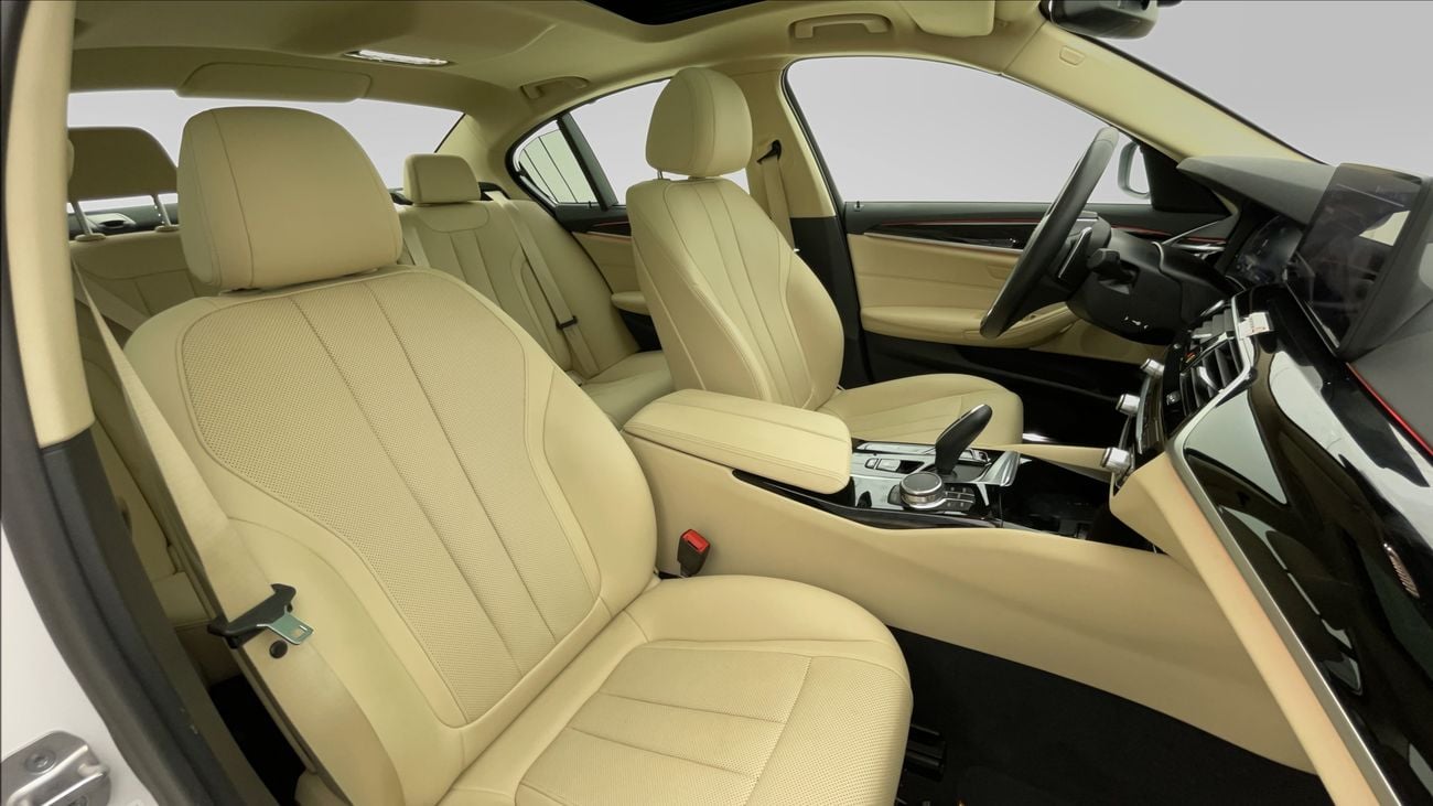 بي أم دبليو 520i JOY EDITION 2 | بدون دفعة مقدمة | اختبار القيادة في المنزل