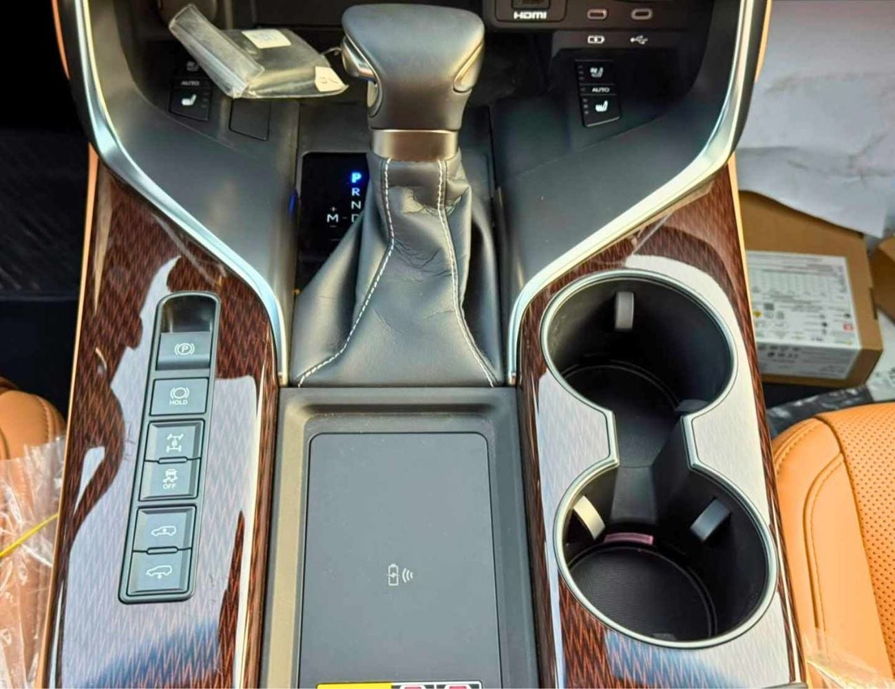 Lexus LX600 SIGNATURE || 3.5L V6 PETROL / RADAR / REAR ENTERTAINMENT SCREEN / HEADS UP DISPALY / COOL BOX (CODE