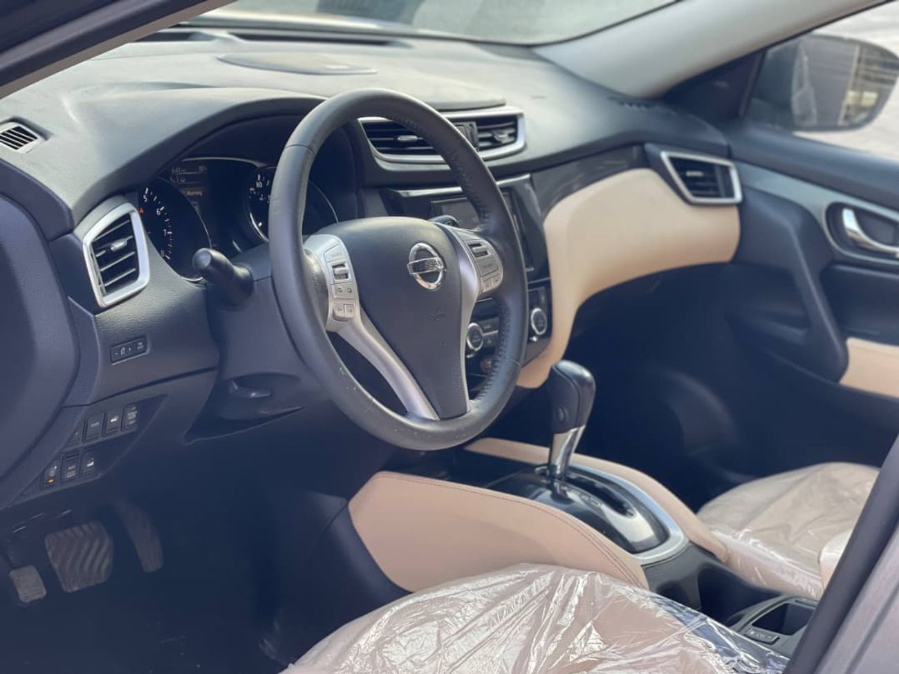 نيسان روج SL / V4 2.5 لتر / فتحة سقف بانورامية / شاشة كبيرة / دفع رباعي / جنوط / بحالة ممتازة