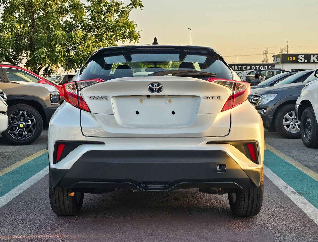 تويوتا CHR LUXURY / 1.8L HYBRID / DOUBLE TONE / PUSH START / LEATHER SEATS / FULL OPTION (CODE# 67991)