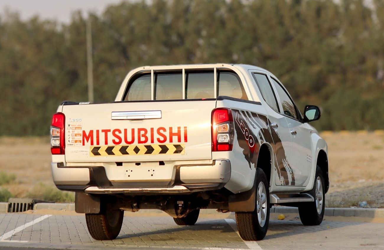 Mitsubishi L200 GL 2.5L Double Cab Utility 4WD Mitsubishi L200 2.4 L 4WD 2022 GCC accident-free in excellent conditi