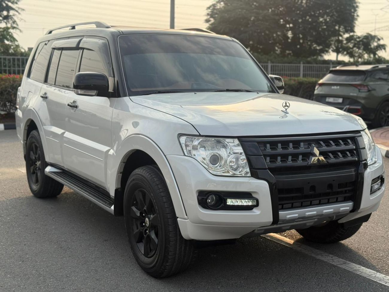 Mitsubishi Pajero SIGNATURE EDITION / SUNROOF / LEATHER SEATS / BLACK EDITION RIMS