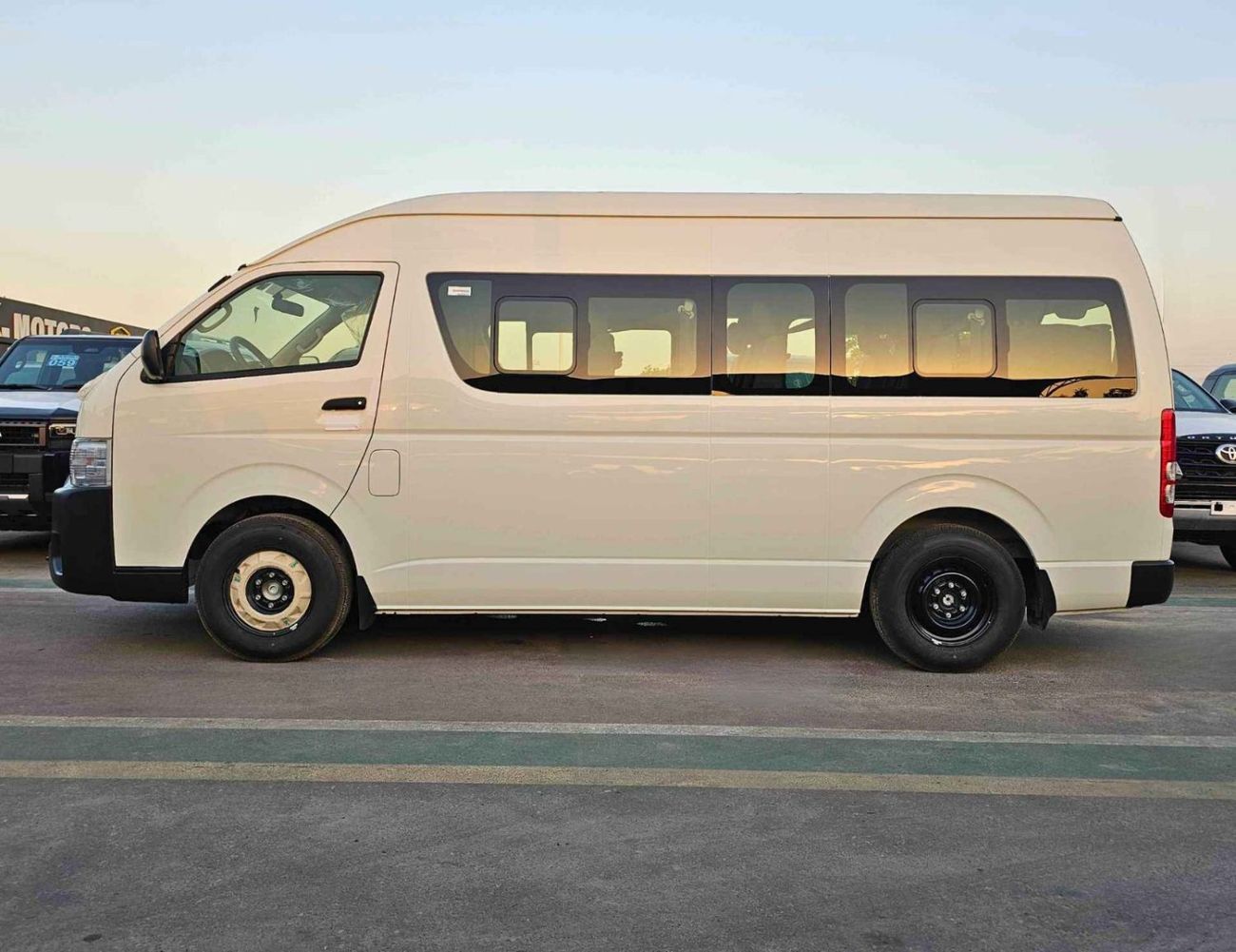 تويوتا هاياس HIGHROOF DX / OLD SHAPE /13 STR / 2.5L V4 DIESEL M/T / BLACK BUMPER (FOR AFRICA) (CODE # H25MHF)