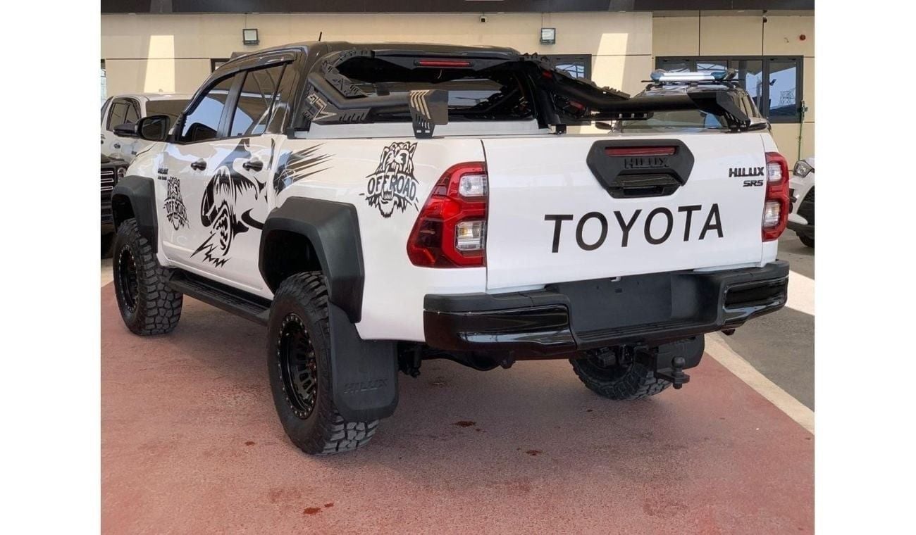 تويوتا هيلوكس SR5