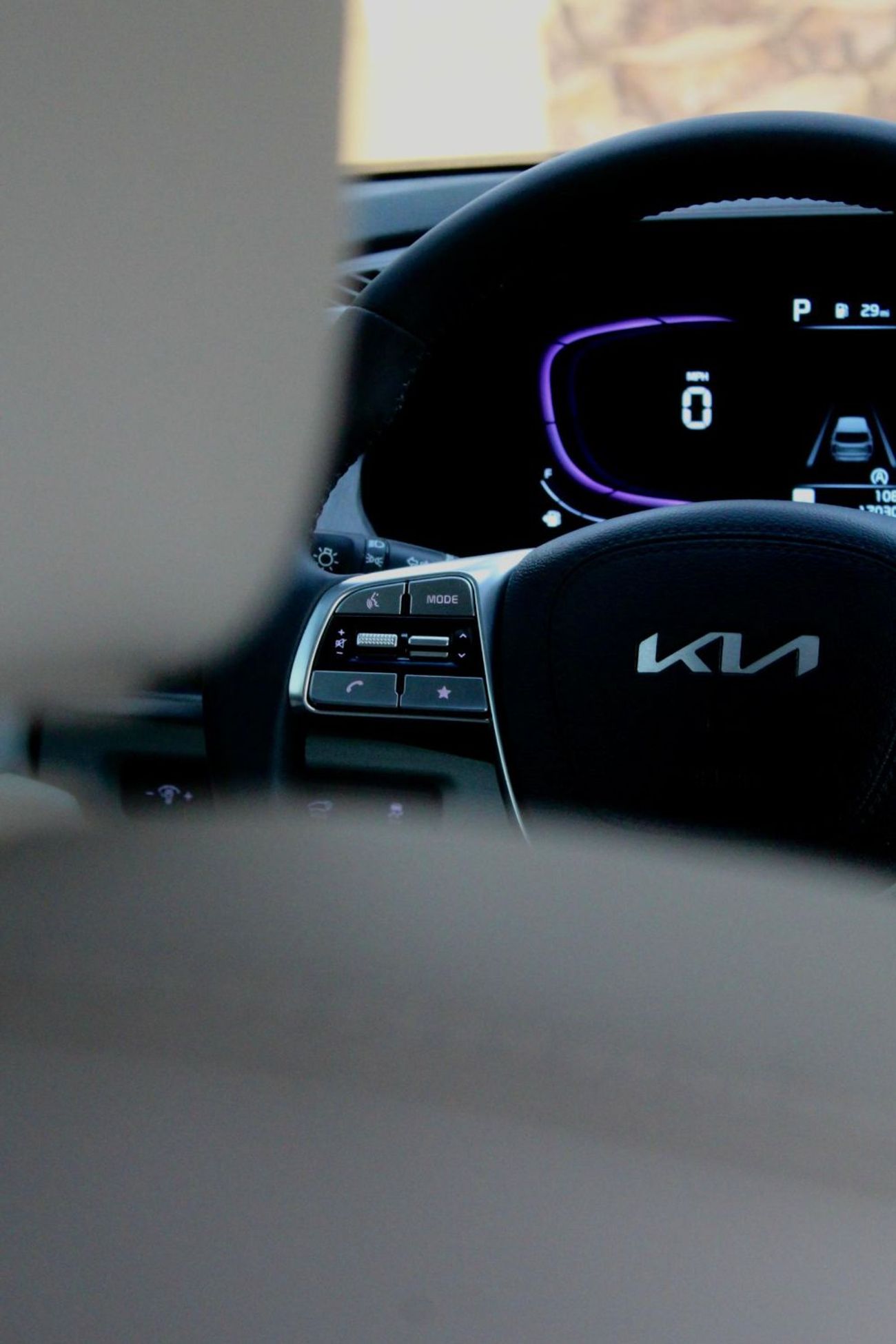 كيا تيلورايد The Kia Telluride is a popular 3-row, 7-8 seater midsize SUV, recognized for its luxurious, upscale 