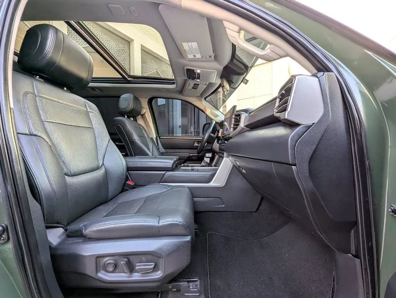 تويوتا تاندرا CREWMAX LIMITED EDITION 4X4 PANORAMIC ROOF IN EXCELLENT CONDITION