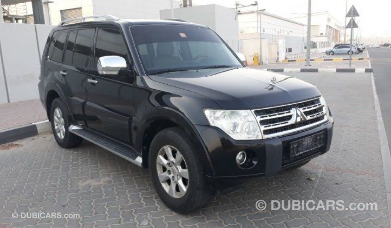 ميتسوبيشي باجيرو 2011 Gulf Specs Full options 3.5 ltr Sunroof Leather interiors