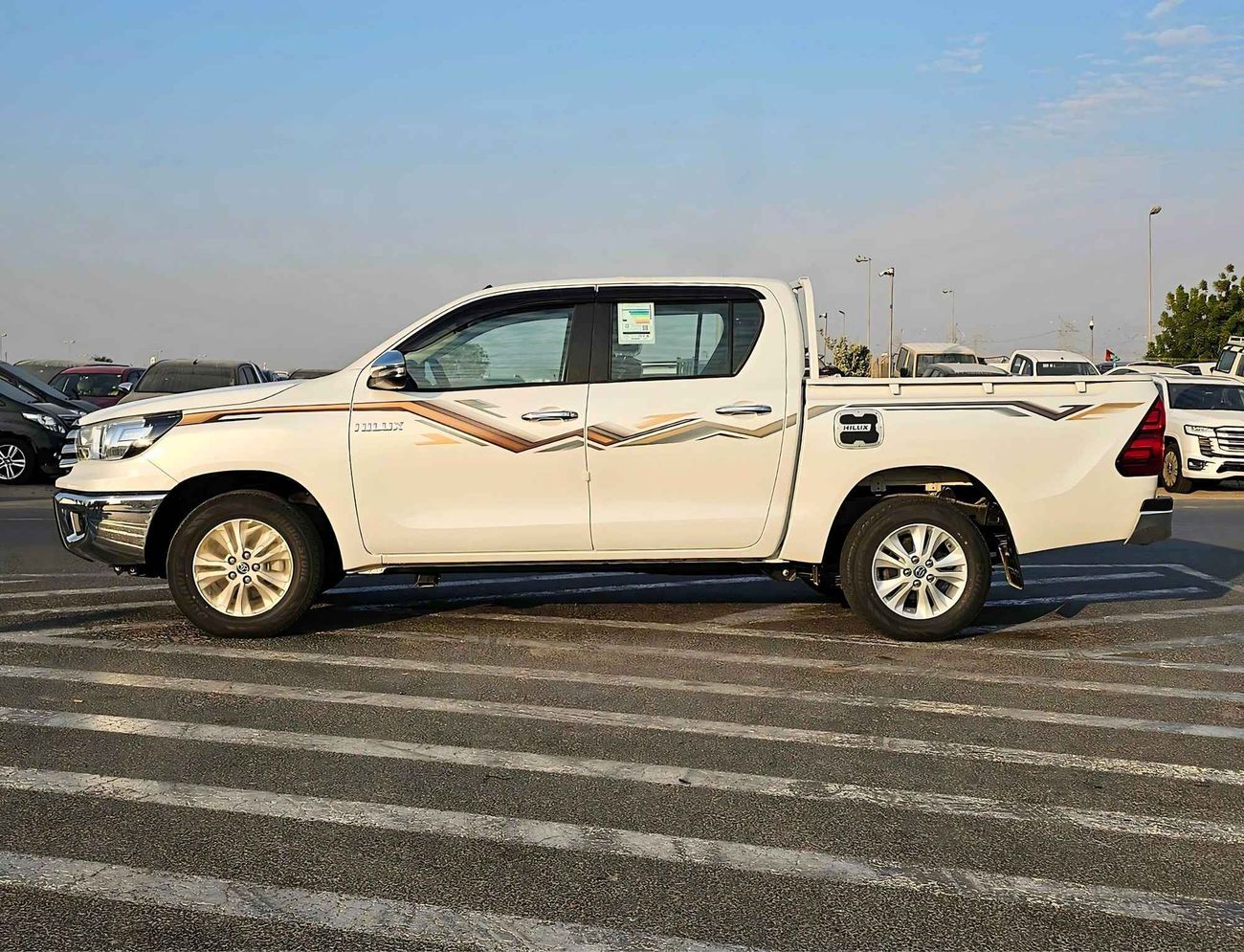 Toyota Hilux SR5 NARROW BODY / FULL OPTION / M/T /  2.7L V4 PETROL / DVD CAMERA / WOOD TRIM (CODE # 69039)