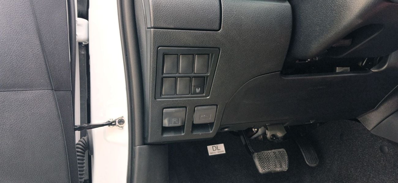 تويوتا هيلوكس Hilux 2.7L Petrol AT 4x4 2026YM