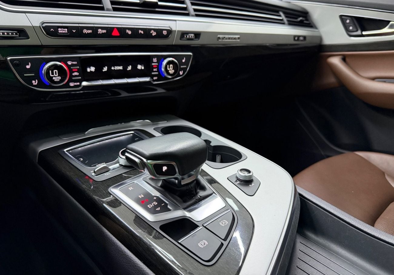 أودي Q7 55 TFSI GCC .. FSH .. S line .. Perfect Condition .. Top Range