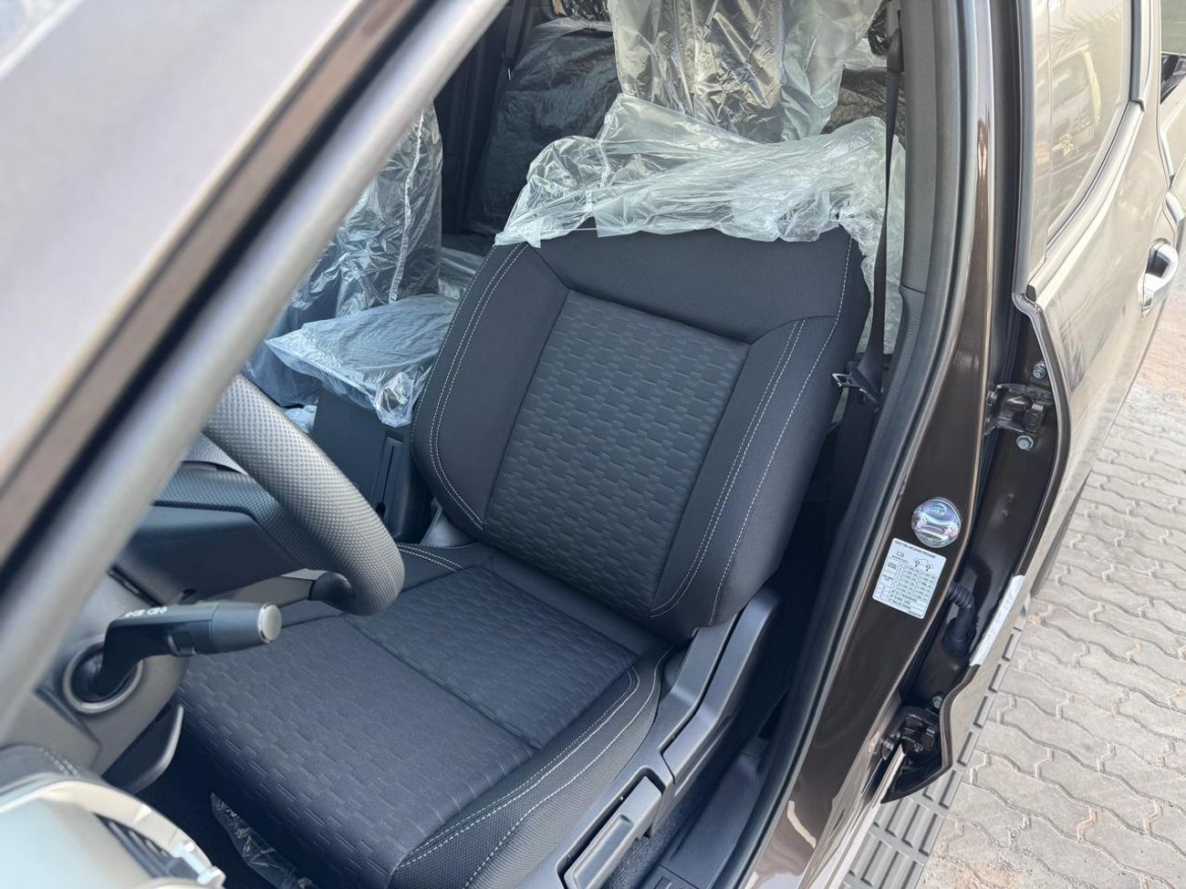 Mitsubishi L200 MITSUBISHI L200 Petrol Double Cabin 4WD 5MT 2.5L GLX_Basic Option_Bronze