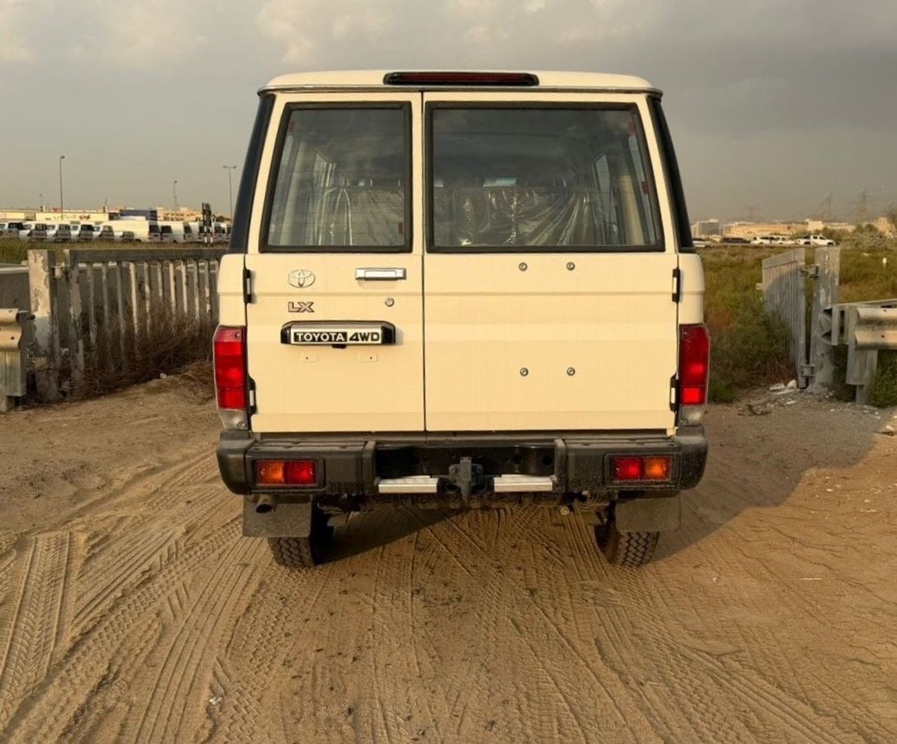 تويوتا لاند كروزر 70 LC76 2.8 MT basic Oman specs basic options