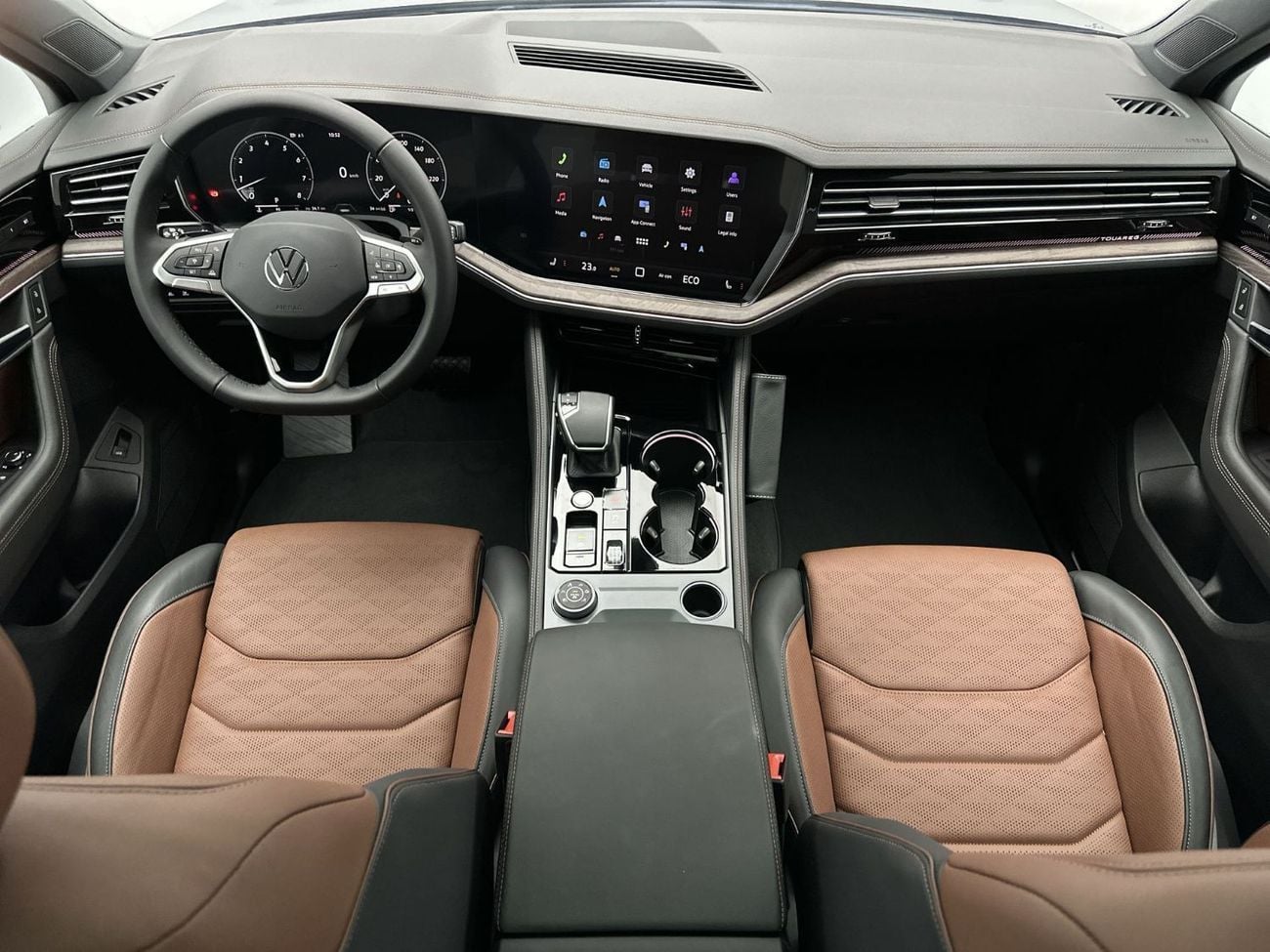 فولكس واجن طوارق ELEGANCE with Sunroof - Leather Seats 3L | 42,100 AED SAVINGS from New Car
