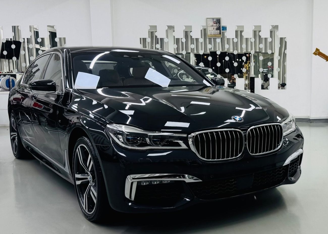 بي أم دبليو 750Li M Sport 4.4L (523 HP)