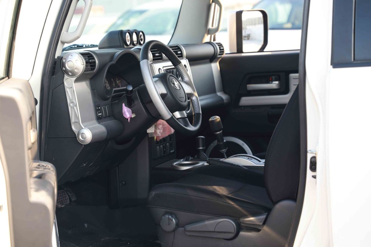 Toyota FJ Cruiser 2023 Toyota FJ Cruiser 4.0 W/0 JBL - White inside Grey | Export Only