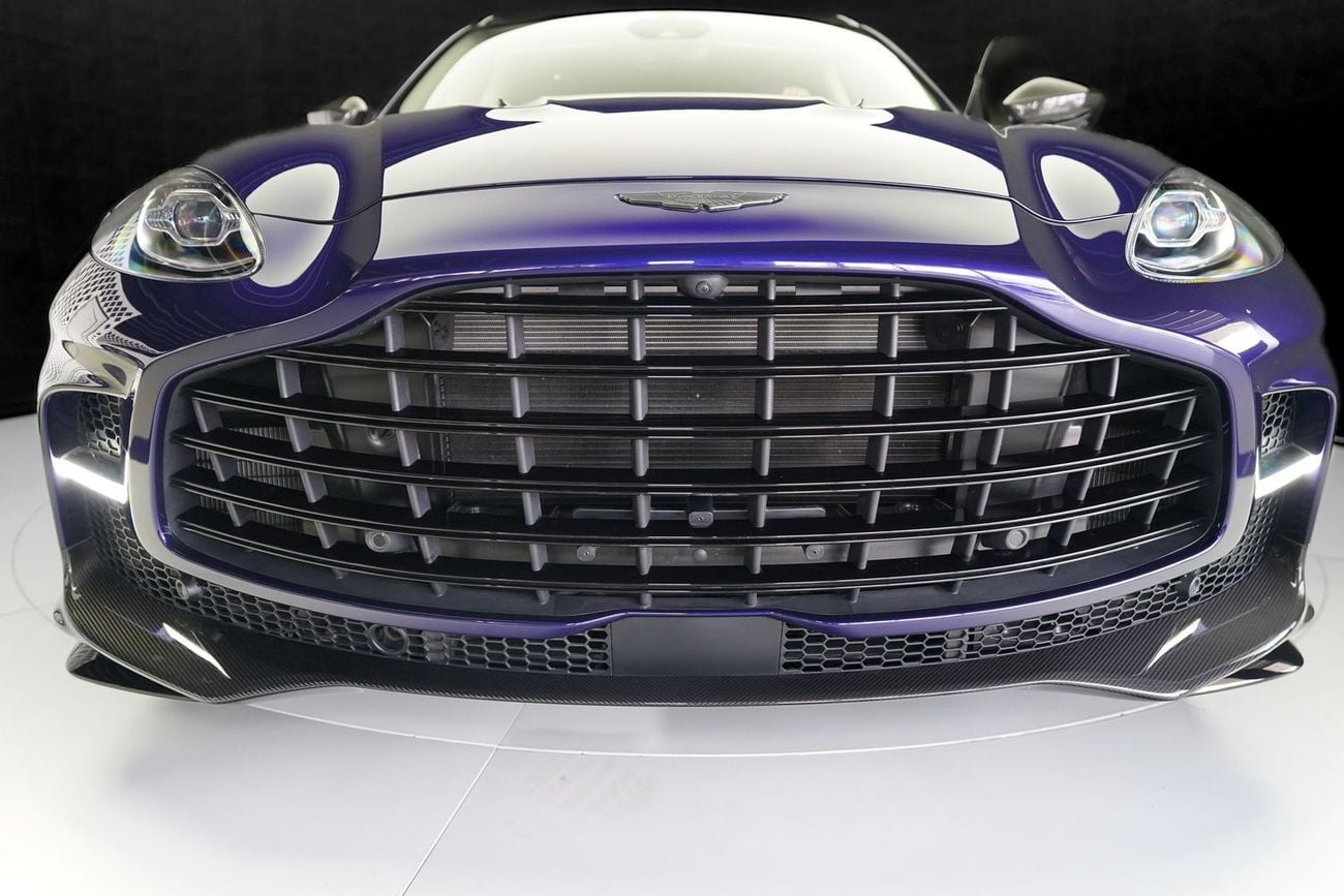 أستون مارتن Dbx707 STD