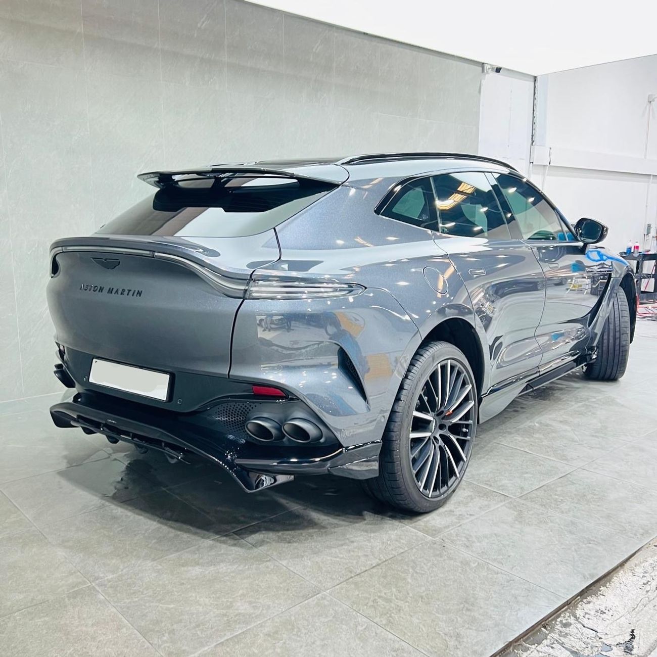 أستون مارتن DBX DBX707