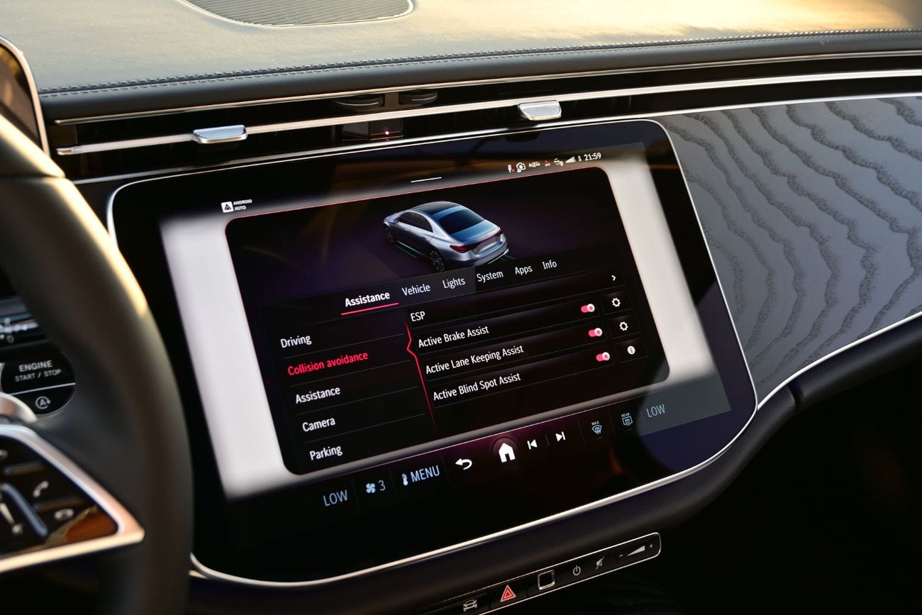 Mercedes-Benz E200 Mercedes-Benz E200 2.0L Turbo + Mild Hybrid Color Black Model 2025