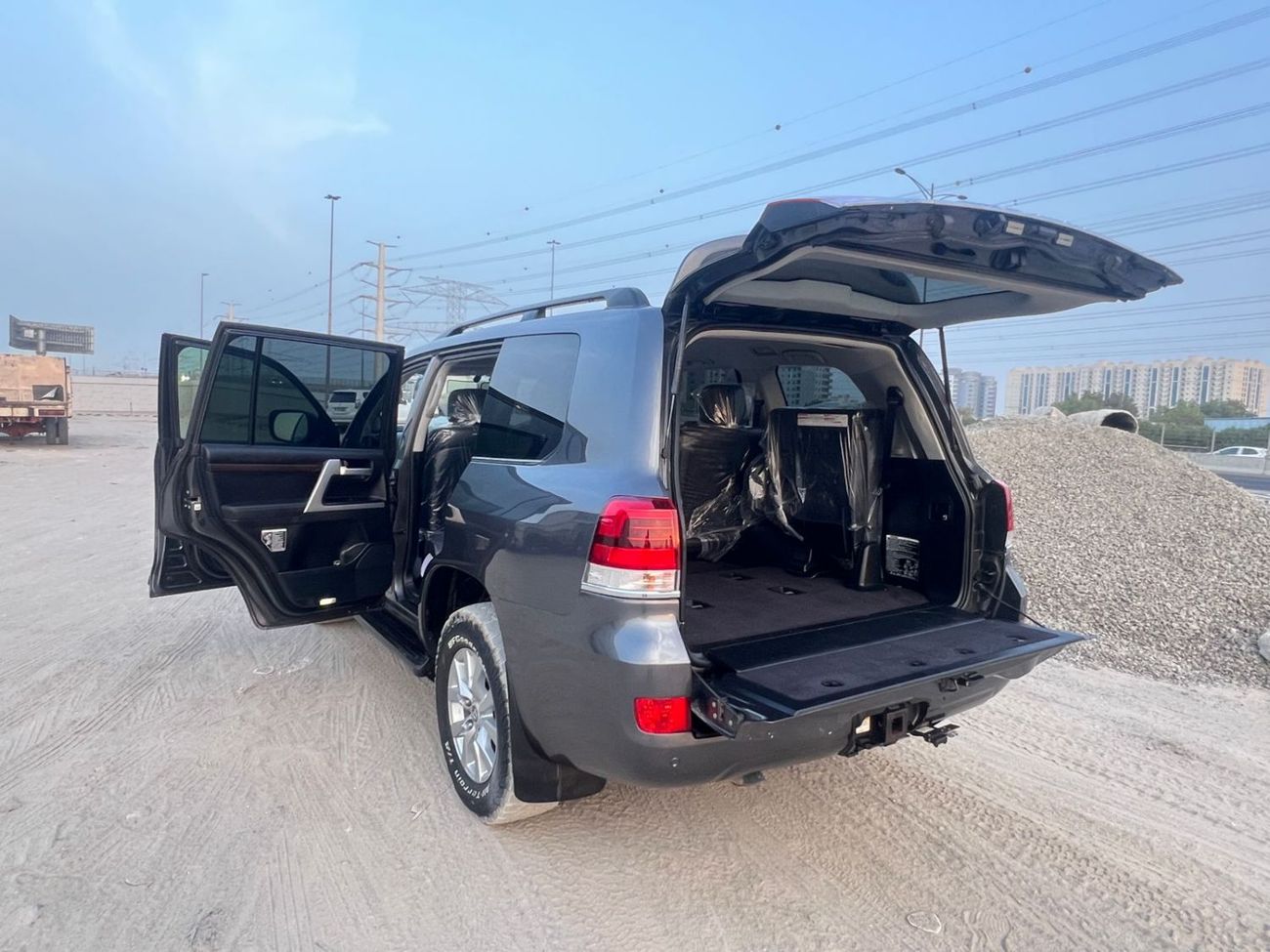 Toyota Land Cruiser DIESEL 4.5 LITER GREY COLOR RIGHT HAND DRIVE 2018 MODEL ONLY FOR EXPORT