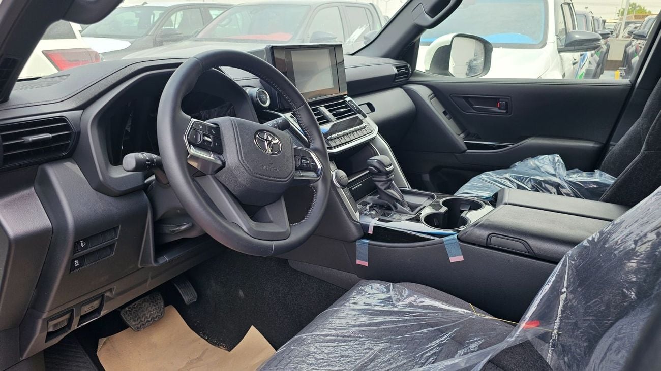 تويوتا لاند كروزر GXR WHITE-BLACK ELECTRIC DRIVER SEATS