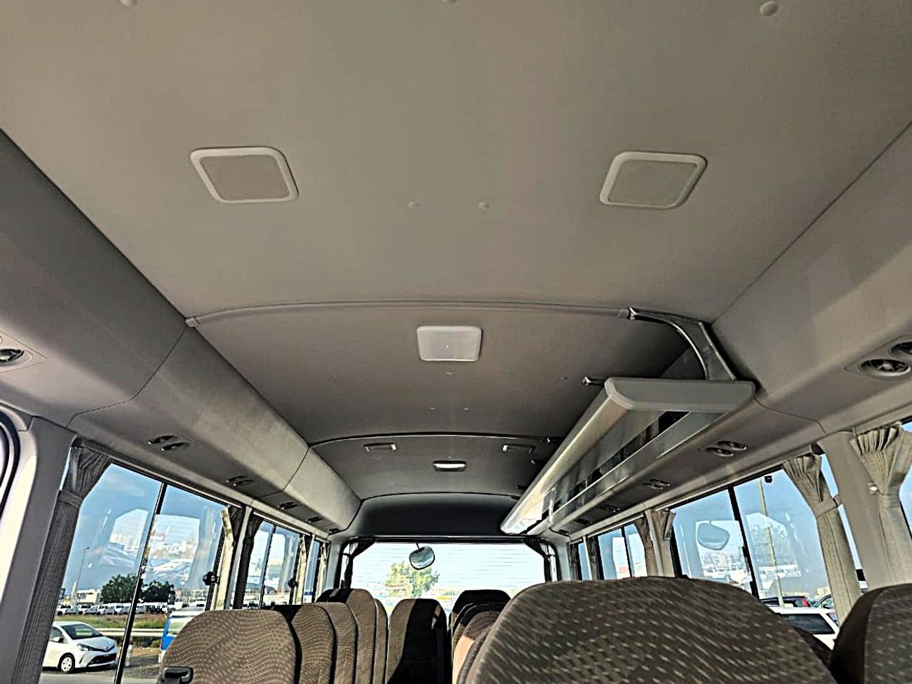 تويوتا كوستر Toyota Coastor Vip 4.2l diesel M/T 22 seats with Electric Door and Cool Box White Color 2026 Model