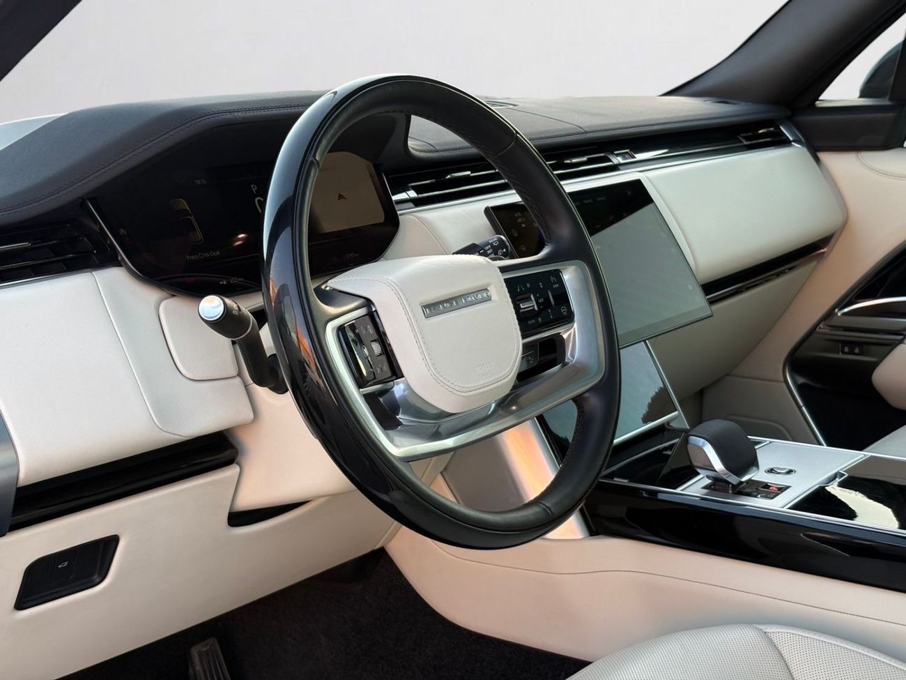 Land Rover Range Rover HSE P530 AED 8,400 P.M | 0% DOWN PAYMENT | RANGE ROVER VOGUE SE P530 | 4.4L TWIN-TURBO V8 – 523 HP |