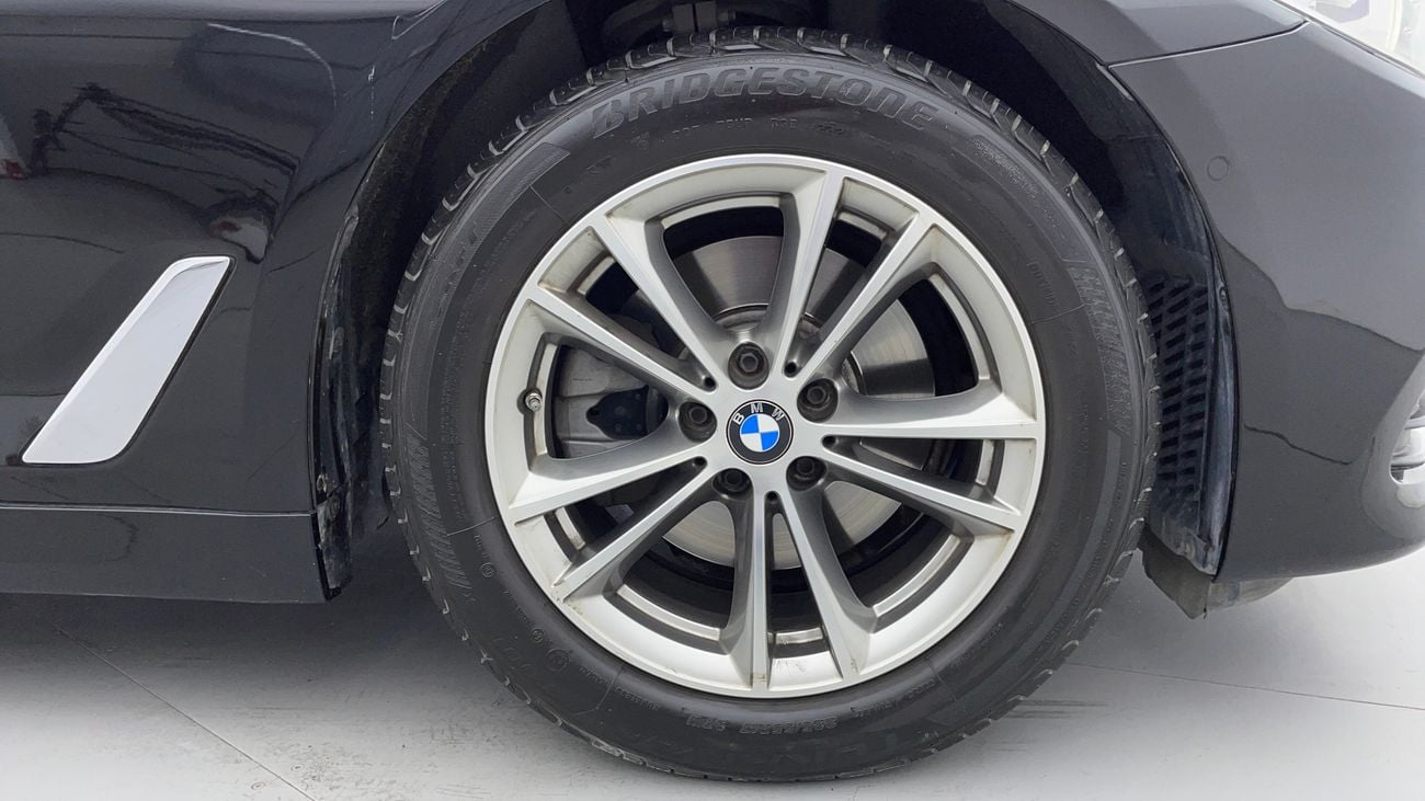 BMW 520i EXCLUSIVE 2 | Zero Down Payment | Home Test Drive