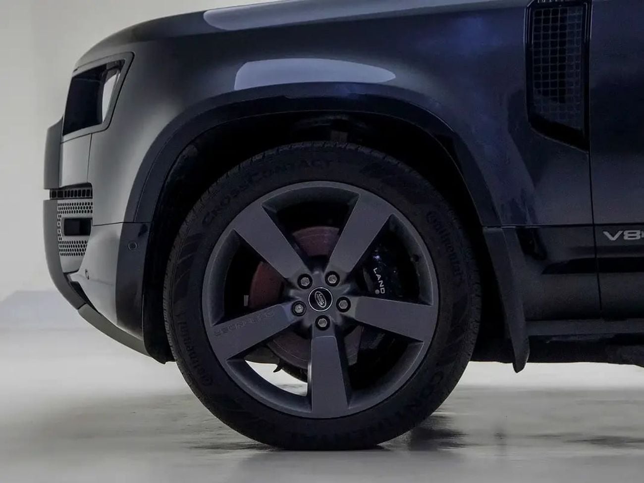 لاند روفر ديفندر 110 V8 P525 | GCC Spec | Dealer Warranty and Service Contract