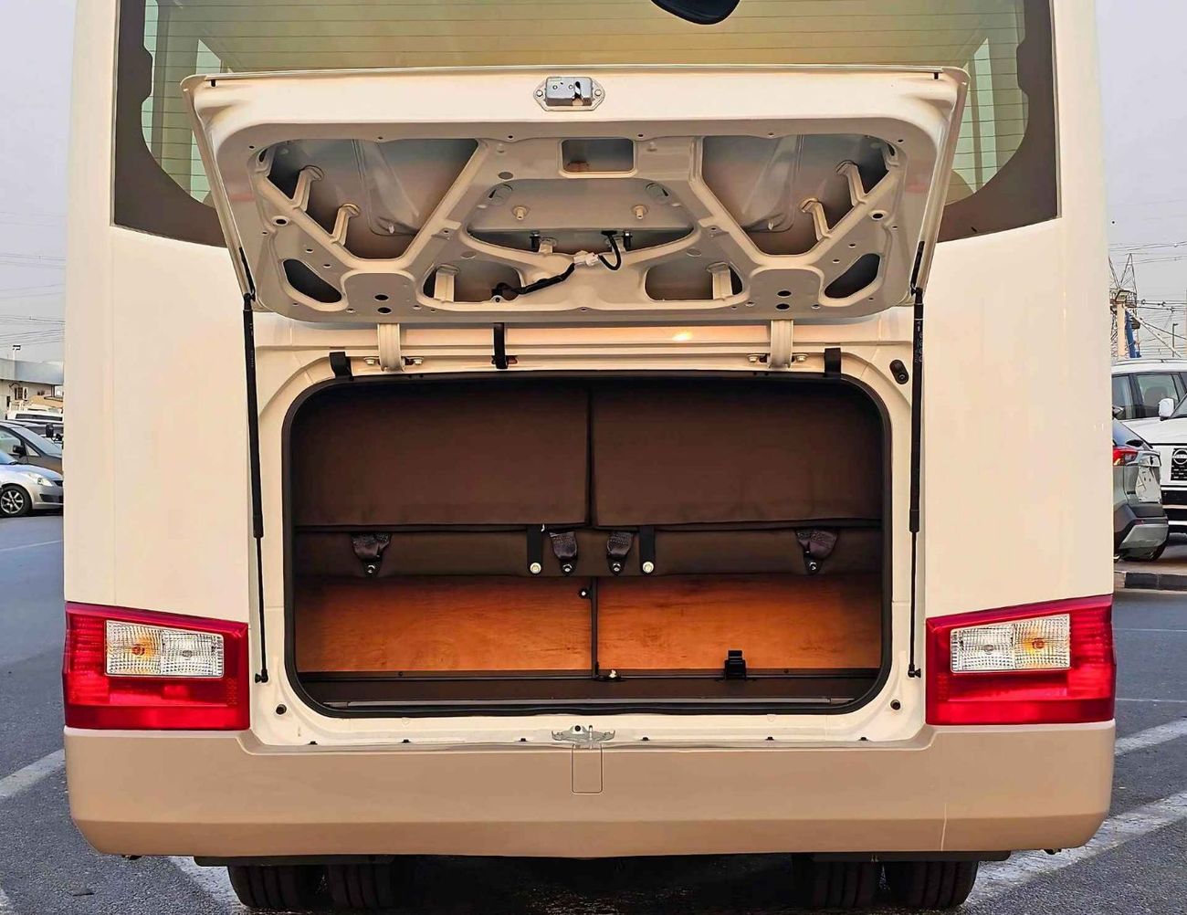 تويوتا كوستر 2.7L PETROL M/T DUAL TONE / 23 SEATER /AUTO DOOR/HLF LUGGAGE RACK/CODE#COPB