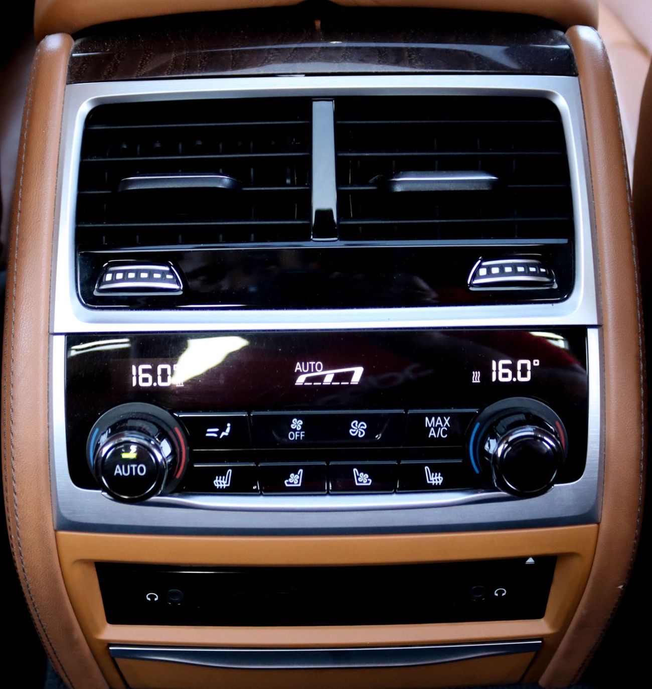 بي أم دبليو 750Li xDrive 4.4L (523 HP)