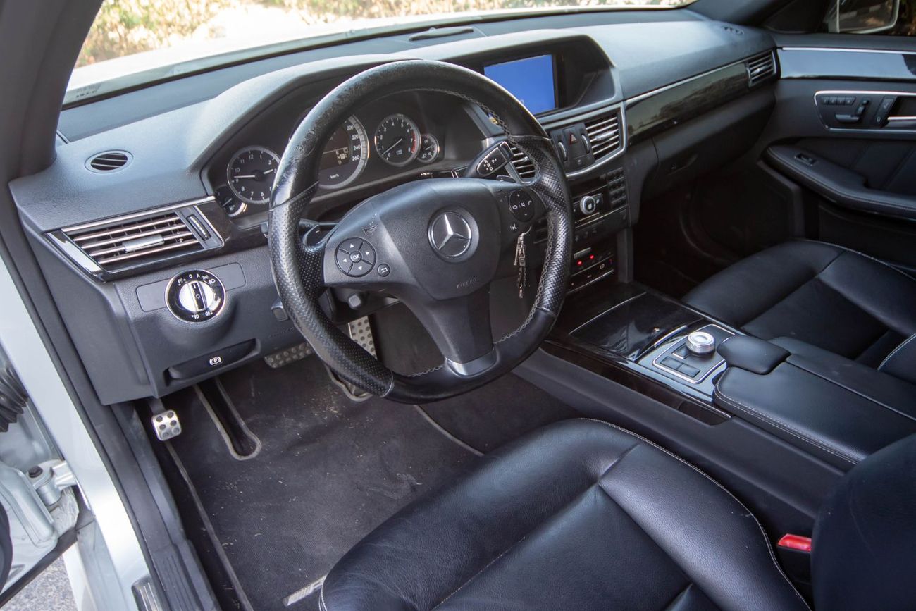 مرسيدس بنز E 350 Mercedes-Benz E350 2010, 3.5L V6, Automatic, RWD. Mileage: 180,000 km. Excellent condition inside an