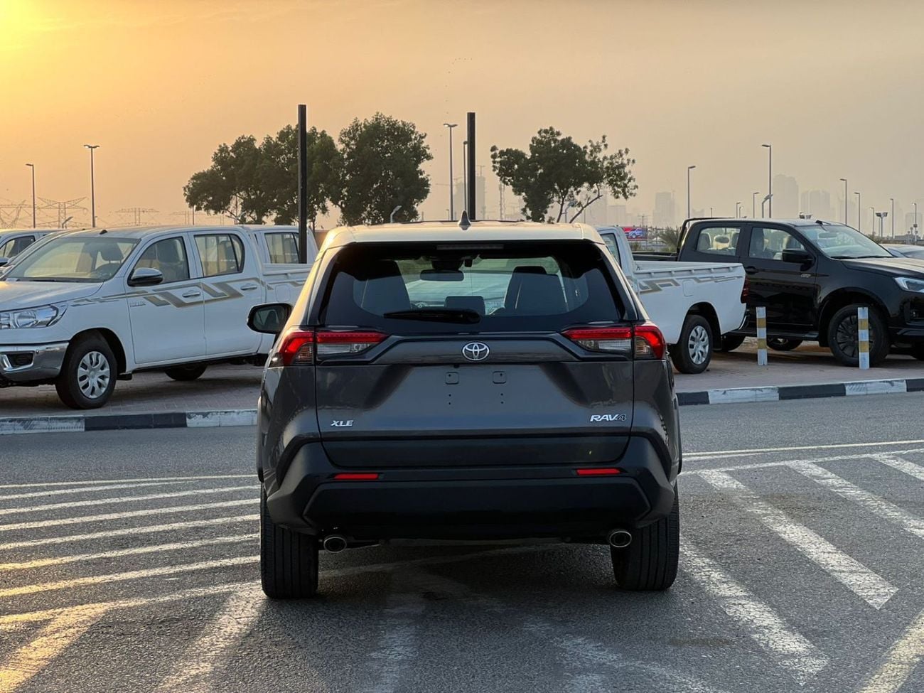 تويوتا راف ٤ XLE 2023 Toyota RAV4 Full Option - 2.5 V4 - Big Screen & Radar Sensor - Trunk Auto Push Star