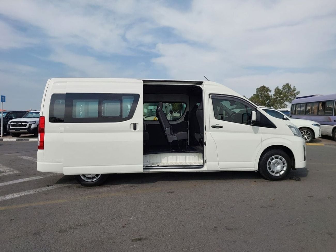 Toyota Hiace (RAMADAN OFFER) TOYOTA HIACE COMMUTER VAN RHD 2020 MODEL 2.8 L DIESEL AUTOMATIC(PM04978)