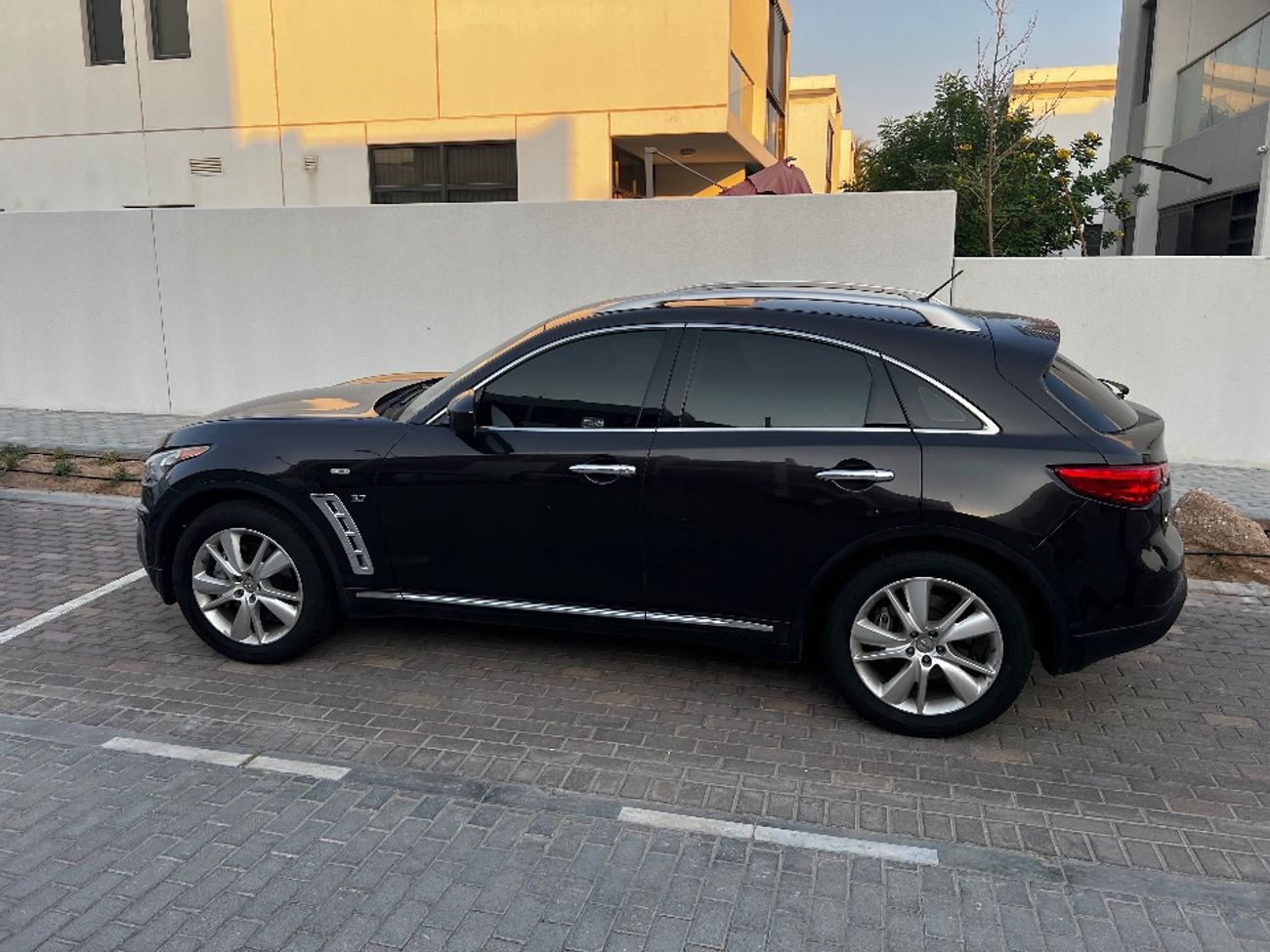 Infiniti QX70 Luxe Sensory