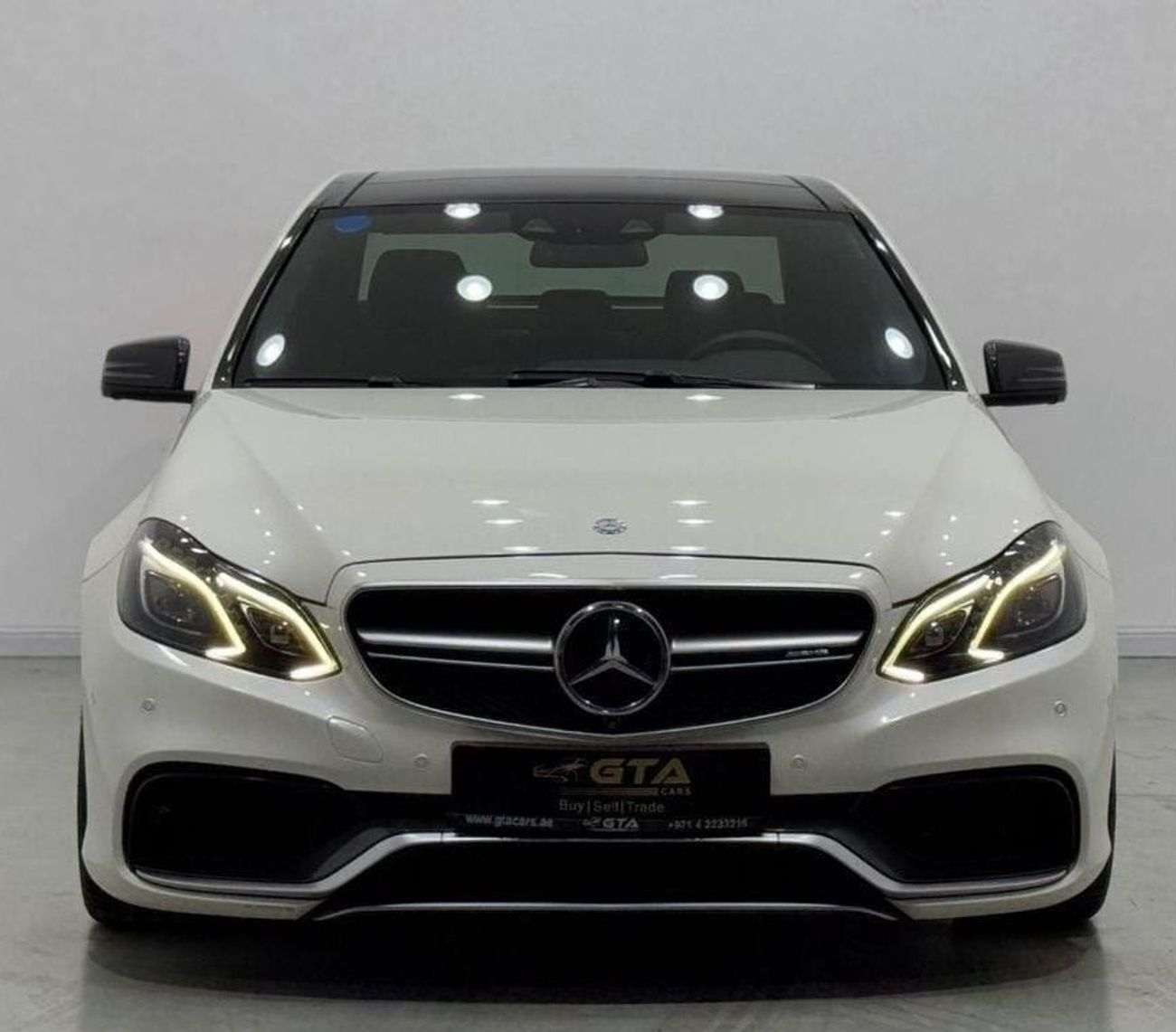 مرسيدس بنز E 63 AMG Std 5.5L 2014 Mercedes Benz E63 AMG 4MATIC, Service History, Full Options, Carbon Fiber Package. GCC