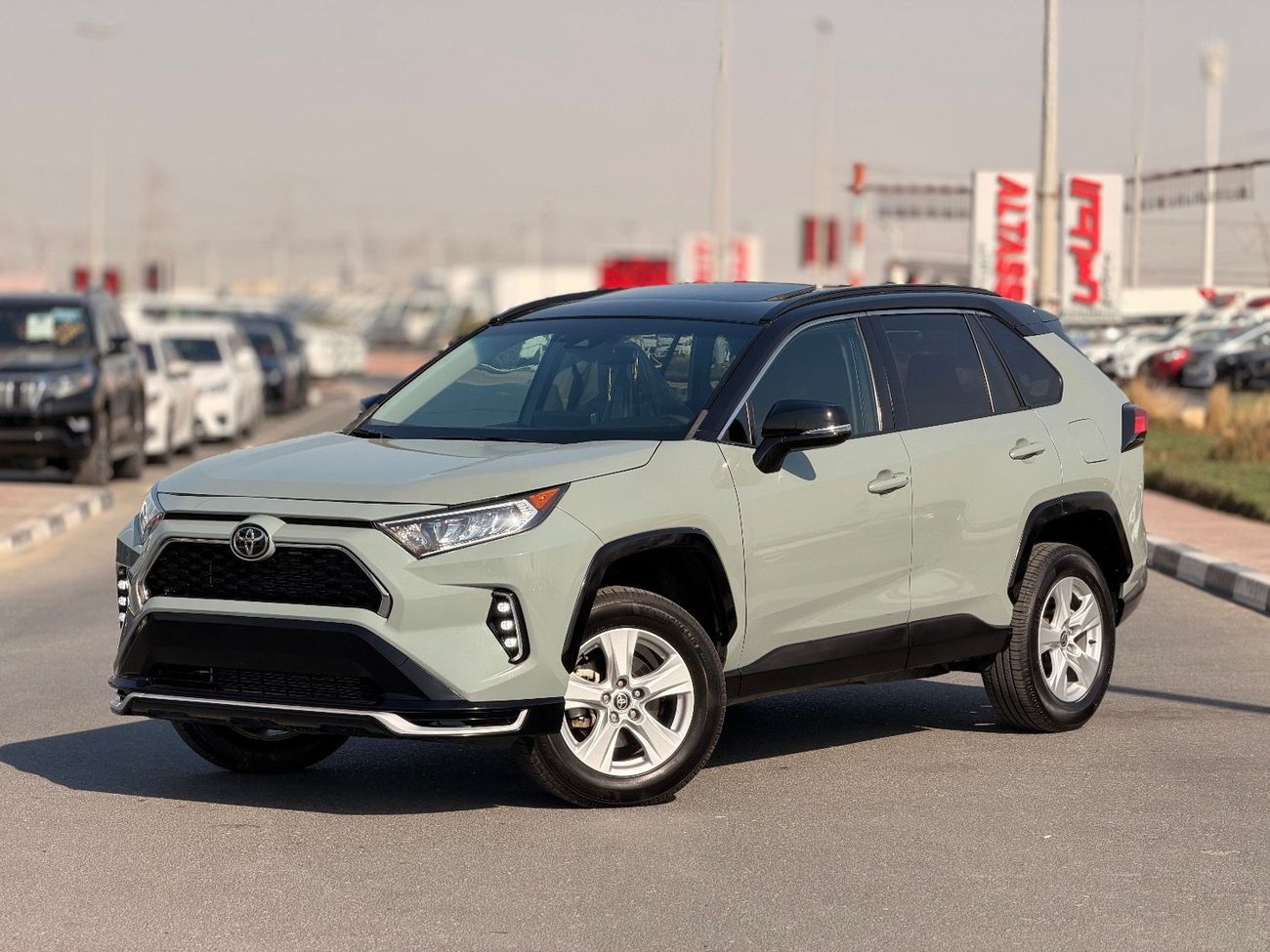 Toyota RAV4 XLE 2.5 L Full option Sunroof, push start