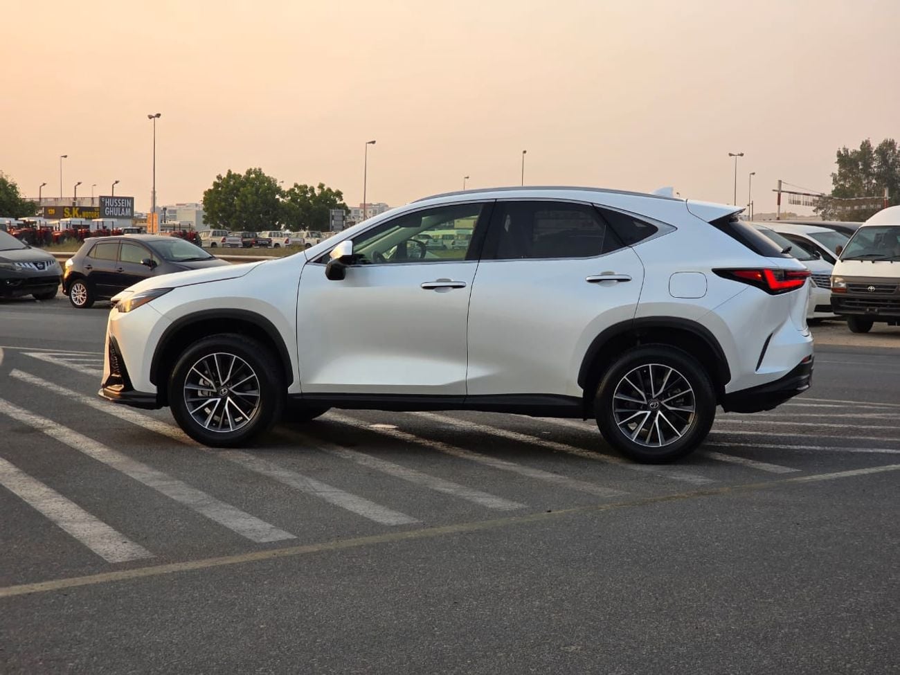 لكزس NX 250 PREMIUM لكزس NX250 موديل 2023، زر ضغط وصندوق خلفي أوتوماتيكي (JTJADCAZ4P2006757)