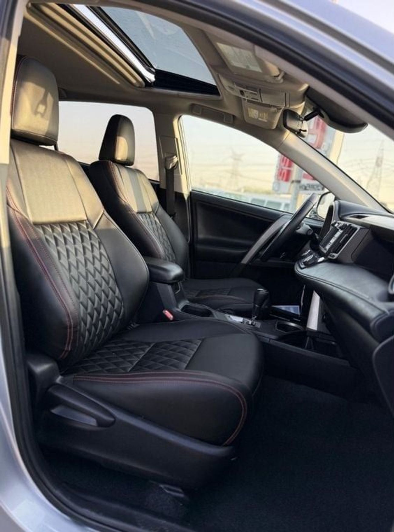 تويوتا راف ٤ XLE sunroof, leather seats  Full Option