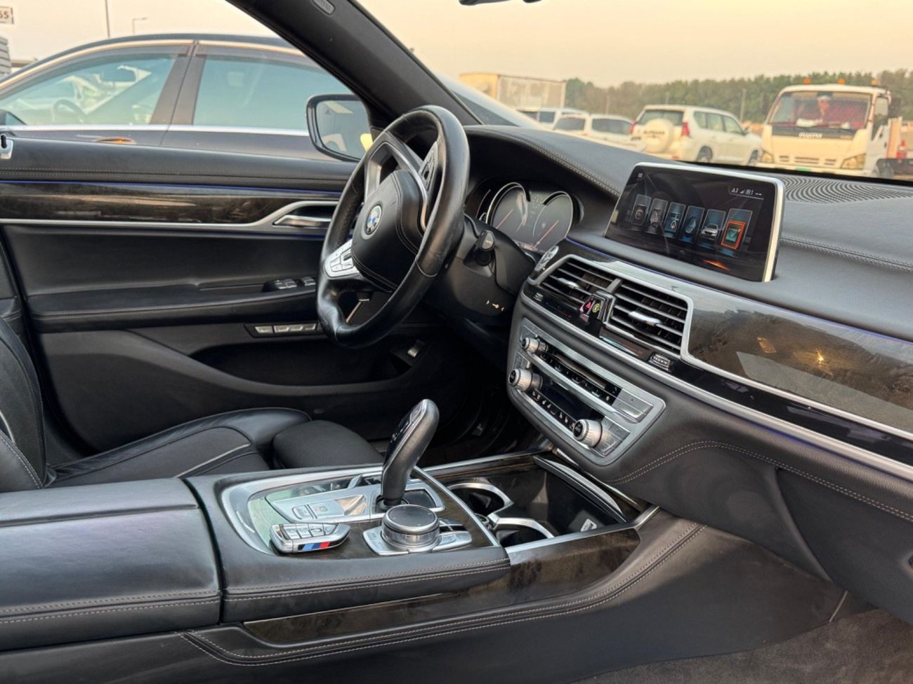 بي أم دبليو 750Li Luxury M Sport Package 4.4L