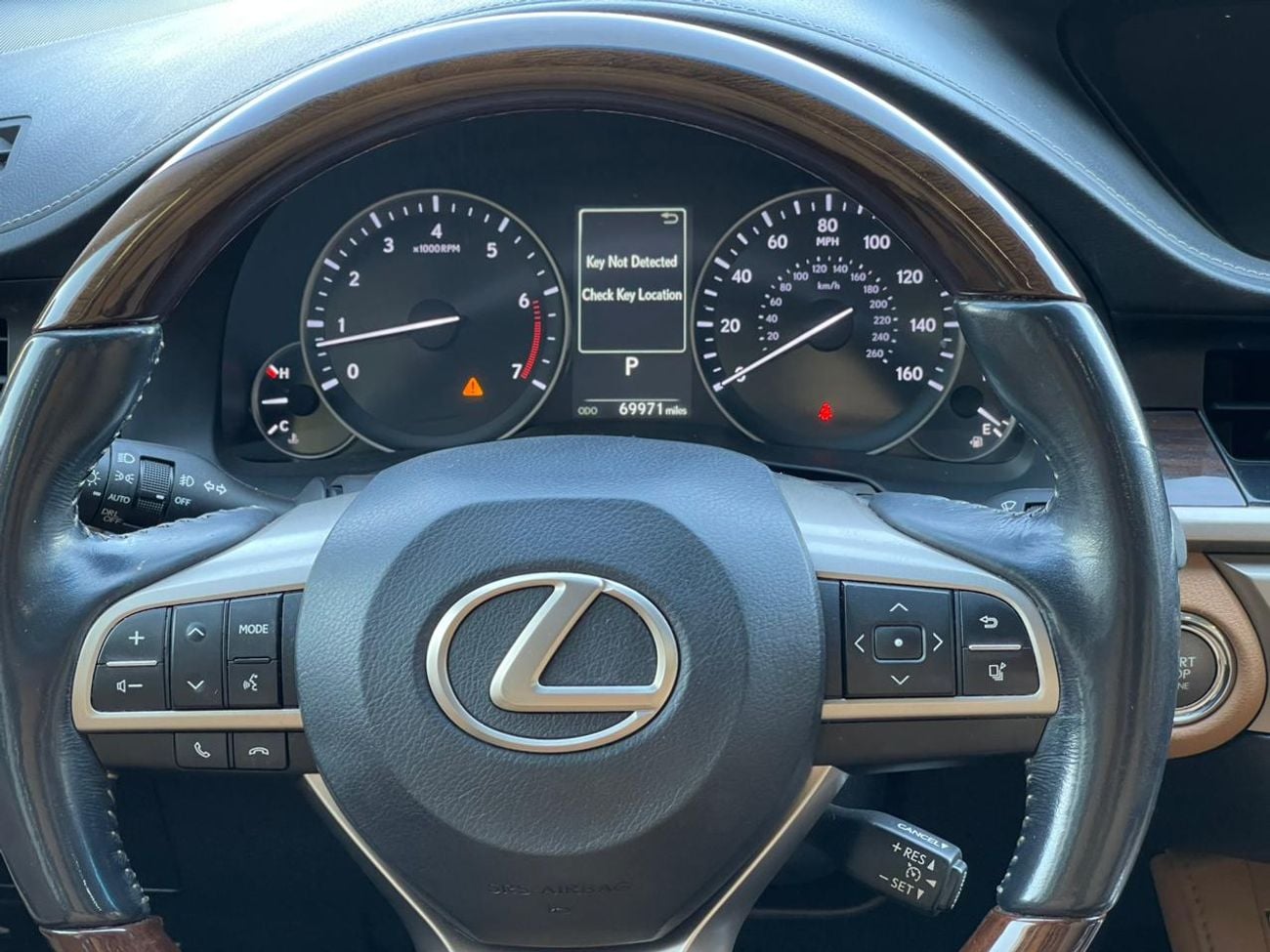 لكزس ES 350 3.5 V6 /PLATINUM / LOW MILEAGE / SCREEN /COOLING AND HEATING SEATS  / IN PERFECT CONDITION