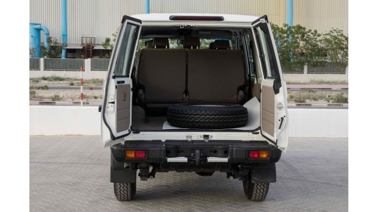 تويوتا لاند كروزر تويوتا LC 76 4.5 TD E MT 2024 - ابيض من الداخل بلوط