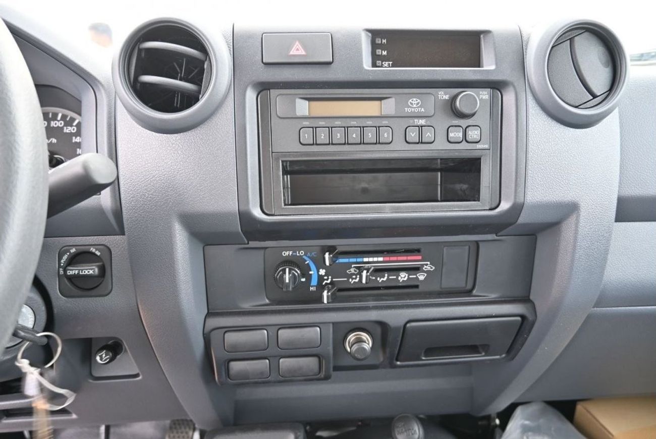 تويوتا لاند كروزر بيك آب تويوتا لاندكروزر 4.2 لتر ديزل، دبل كابين بيك اب 4WD 4 ابواب، لون ابيض، موديل 2022