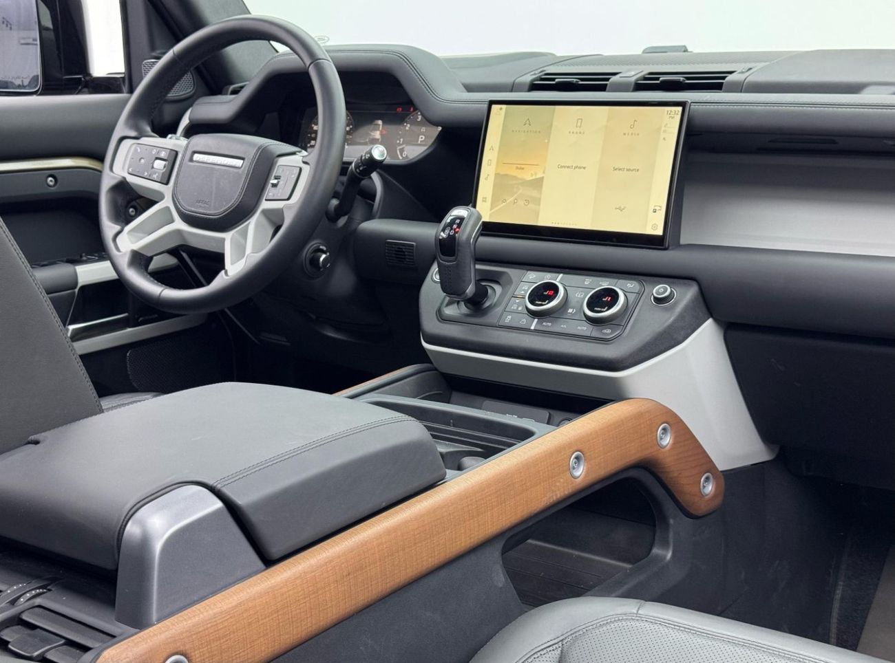 Land Rover Defender 110 HSE P400 3.0L 2024 Land Rover Defender 110 P400 HSE, 2028 Land Rover Warranty, Very Low Kms, GCC