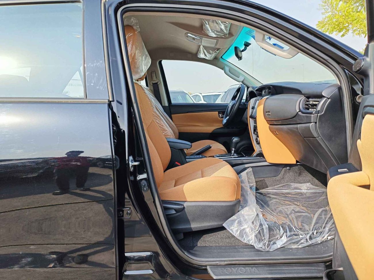 Toyota Fortuner DIESEL, 2.4L V4 /  ALLOY RIMS / PARKING SENSOR / 4WD (CODE # FD24B)